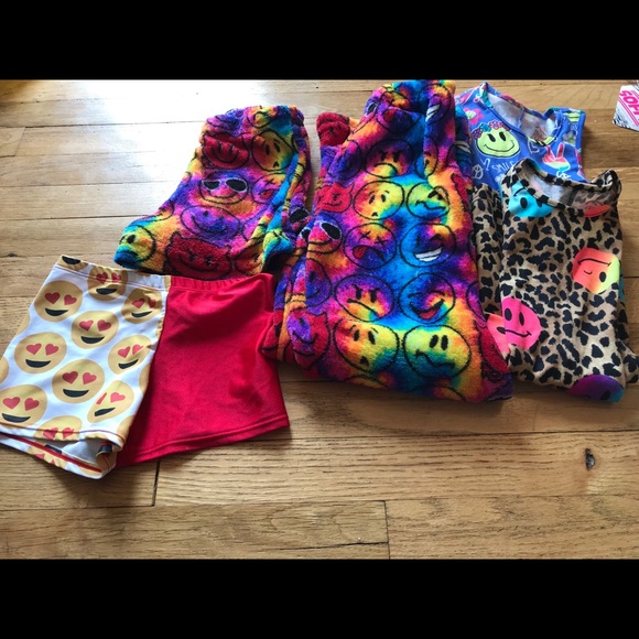 Emoji Nation!  Cute and Comfy Size 8. Lot/5 Items - Picture 1 of 5